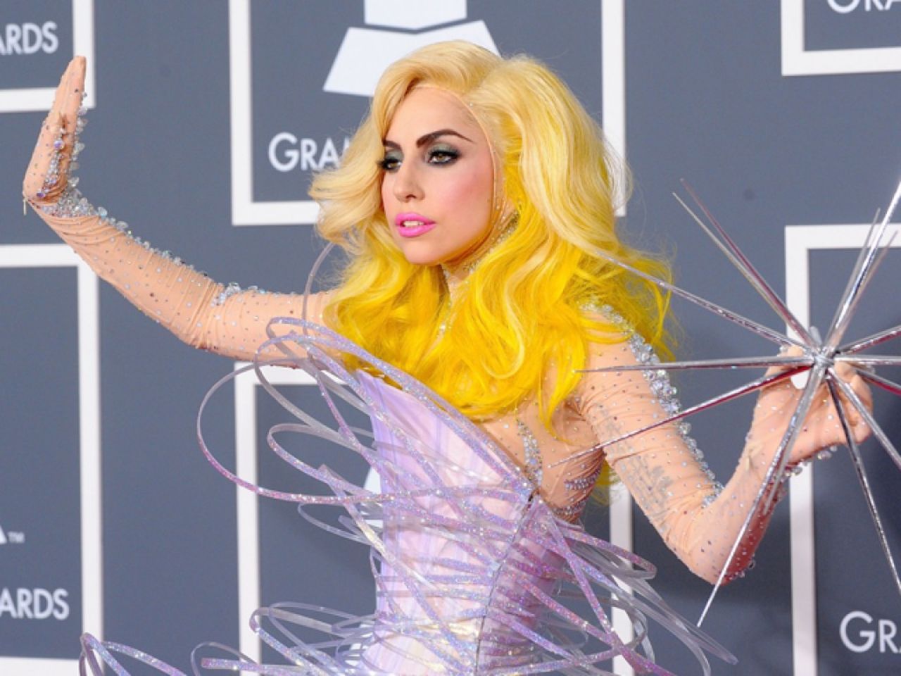 Amamos a Lady Gaga por sus conjuntos excéntricos, pero una cantante de música pop llamada Stefani Germanotta probablemente no se habría visto bien con el vestido de carne. 