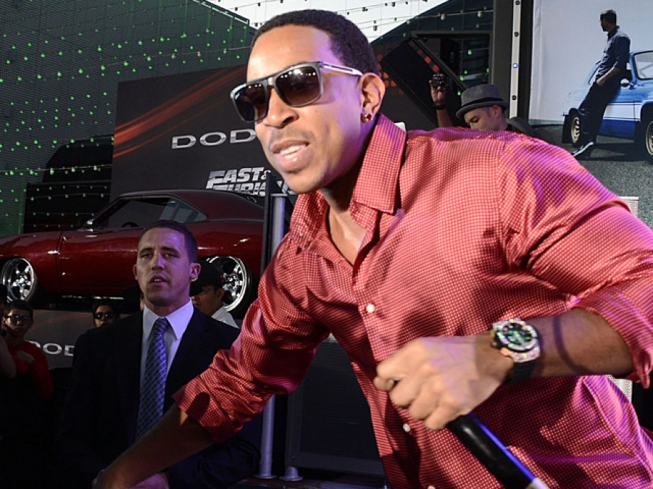 Si un rapero llamado Christopher Bridges me dijera "muévete... hazte a un lado", sólo lo consideraría. Sin embargo, si un rapero llamado Ludacris me lo pide, desaparezco.