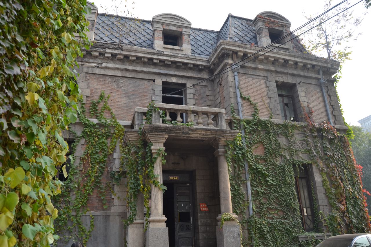 This locally famous "haunted house" is on one of the busiest streets in Beijing. Now that Halloween has rolled around, locals are flocking to the century-old building for seasonal thrills. 