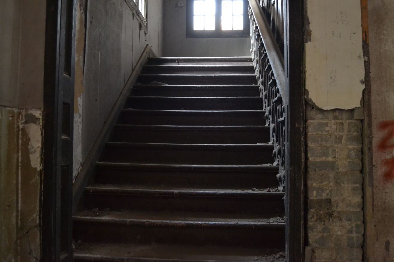 Most of the cracked, aging wooden stairs in building no. 81 generate creepy noises when stepped on. The perfect accompaniment to an already eerie vibe. 