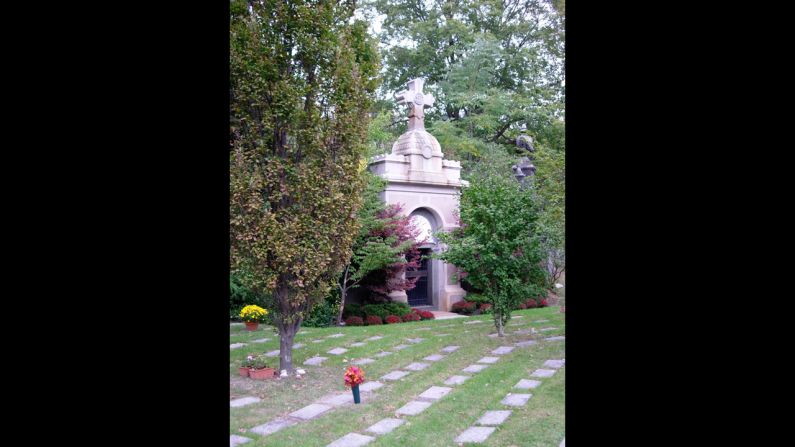 After admiring Mount Pleasant's incredible beauty, you'll understand why many visitors treat the cemetery as a beautiful park for the living. 