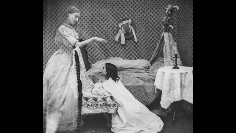 The ghost of a woman appears to a girl at prayer by her bedside.  