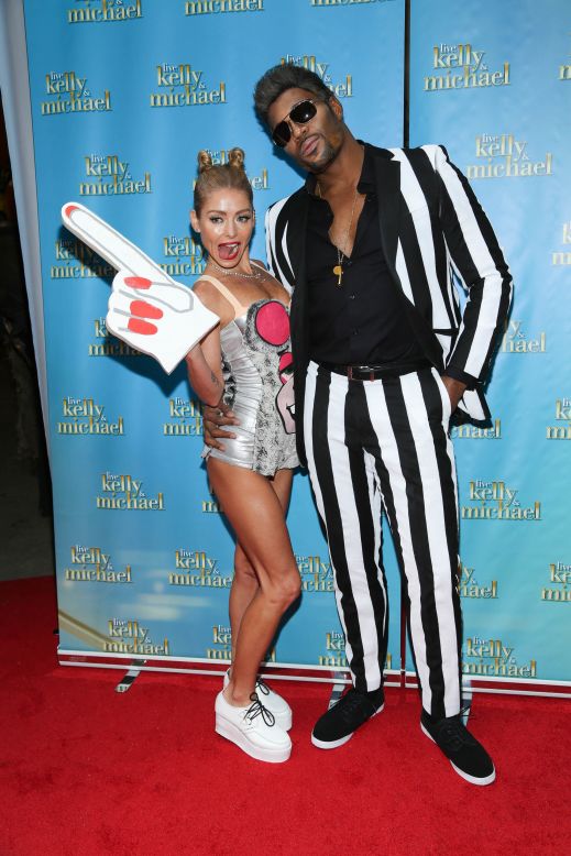 Kelly Ripa and Michael Strahan celebrated Halloween on their morning talk show October 31 by dressing up as Miley Cyrus and Robin Thicke. 