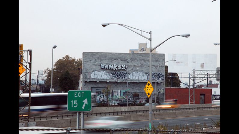 Un conjunto de globos que dicen "¡BANSKY!" se ve frente a la autopista de Long Island en Queens, Nueva York, en octubre de 2013. Distintas obras de Bansky aparecieron por todo Nueva York en ese mes