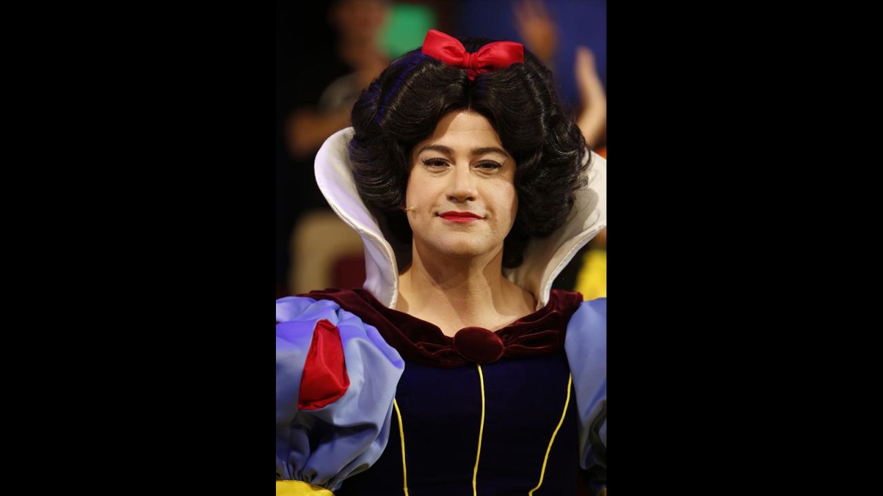 Jimmy Kimmel got his guys on the Halloween episode of his late night show "Jimmy Kimmel Live" to dress as Disney princesses. His Snow White was on point.