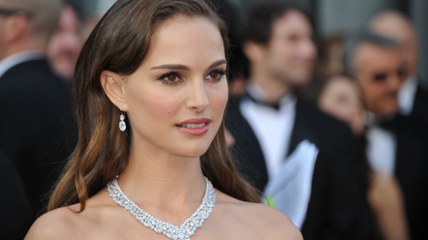 Actress Natalie Portman arrives on the red carpet for the 84th Annual Academy Awards on February 26, 2012 in Hollywood, California. AFP PHOTO Joe KLAMAR (Photo credit should read JOE KLAMAR/AFP/Getty Images) 