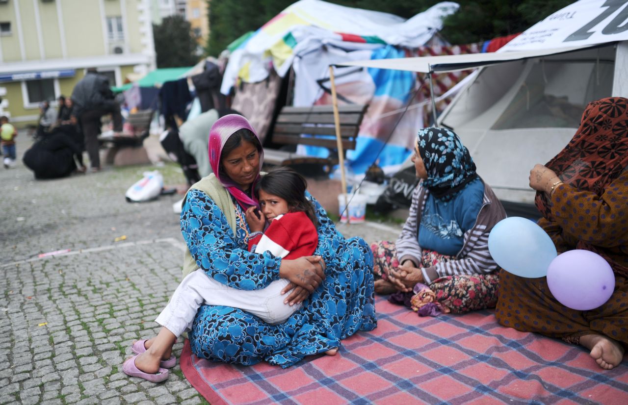 Refugiados sirios continúan con su vida diaria en un parque de Estambul, el domingo, 3 de noviembre. El gobierno turco informó que el número de refugiados sirios en Turquía excede los 600.000. Más de 400.000 de ellos viven fuera de los campos de refugiados. 