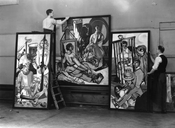 El pintor expresionista alemán Max Beckmann fue uno de los artistas puestos en la picota por Adolf Hitler en la exposición " Arte degenerado " en Múnich en 1937. En la foto, el tríptico 'Tentación' durante una exposición de 1938 en Londres, que presentó la mayoría de los artistas ridiculizados por Hitler.
