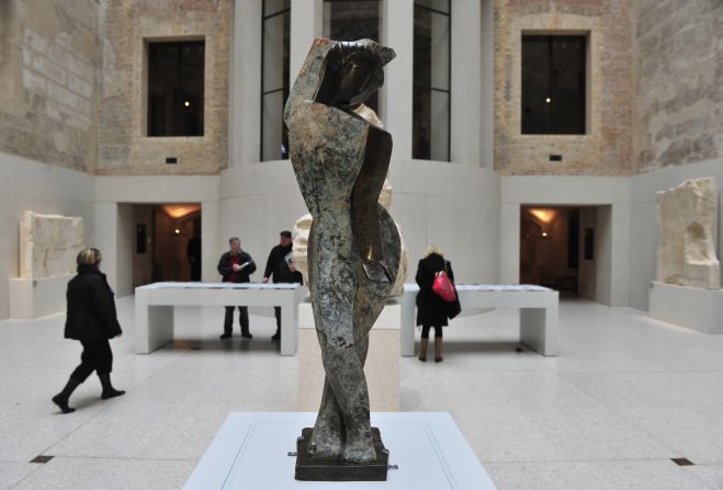La escultura "Bailarina" del artista alemán Marg Moll fue descubierta durante las excavaciones arqueológicas cerca del ayuntamiento de Berlín en 2010. Las esculturas, que al principio creía que eran obras antiguas, se encontraron fueron mostradas por Alemania como parte de las exposición de 1937 de "arte degenerado" patrocinada por los nazis.