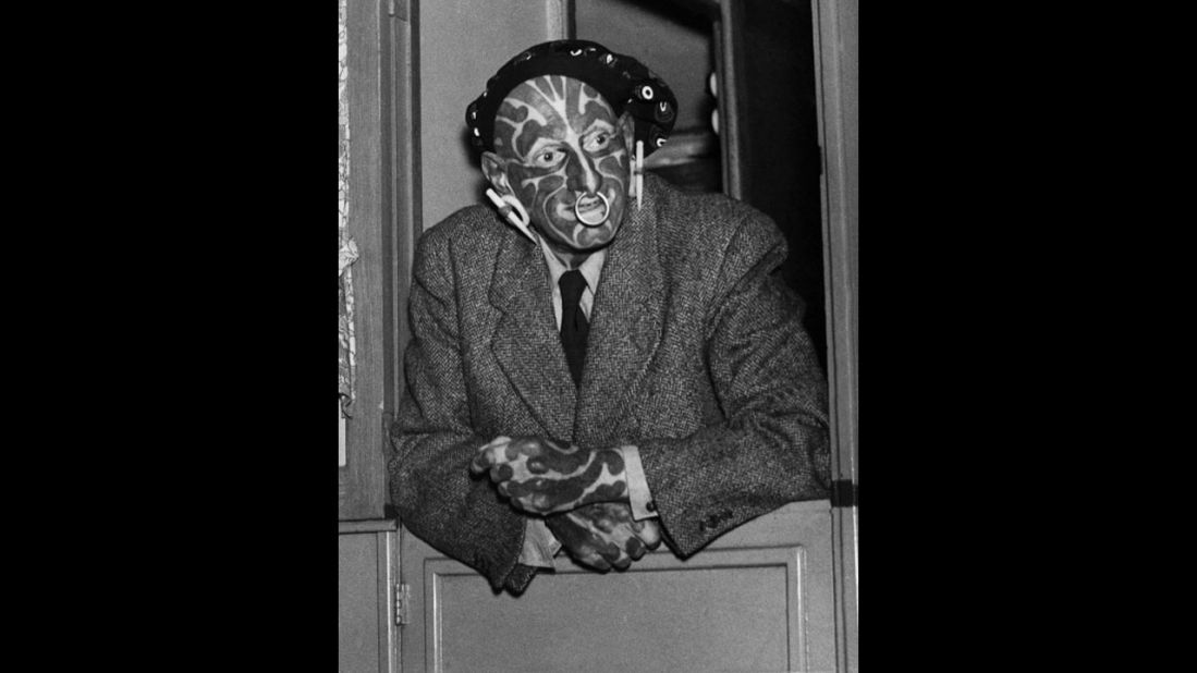 English freak and sideshow performer Horace Ridler exhibited himself as "The Great Omi" or "The Zebra Man." Ridler died in 1969. 
