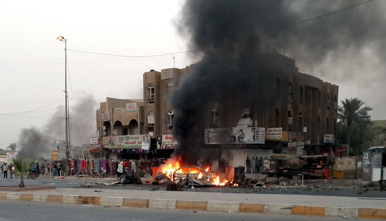 Llamas salen de un vehículo en el sitio de un coche bomba en Talibiya en Bagdad el 3 de septiembre de 2013. Mas de 7.000 civiles y 950 efectivos de los cuerpos de seguridad han sido asesinados violentamente en Irak desde enero, según la ONU; ésta es la cifra anual más alta desde 2008.