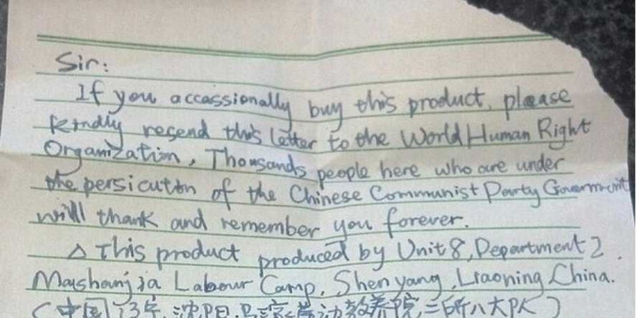Un extracto de la carta enviada por el recluso en el campo de trabajo, el señor Zhang, venía dentro de la decoración para Halloween. 
