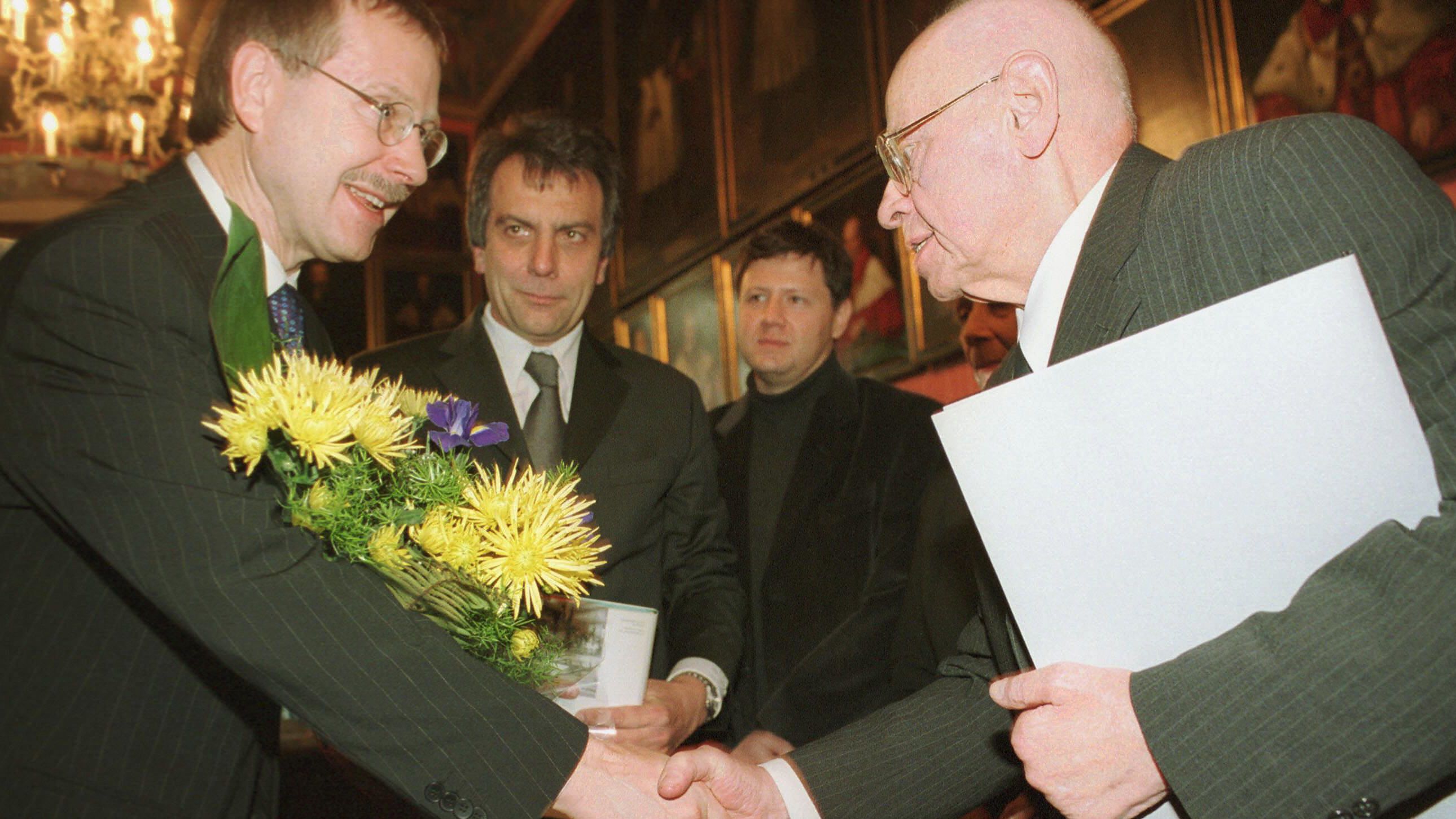 Stanislaw Lem (right) received an honorary degree from Bielefeld University.