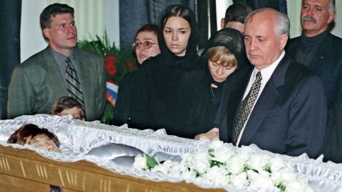 Gorbachev with his daughter Irina, second right, and granddaughter Krenia, third right, at the coffin of Raisa Gorbachev in Moscow in 1999.