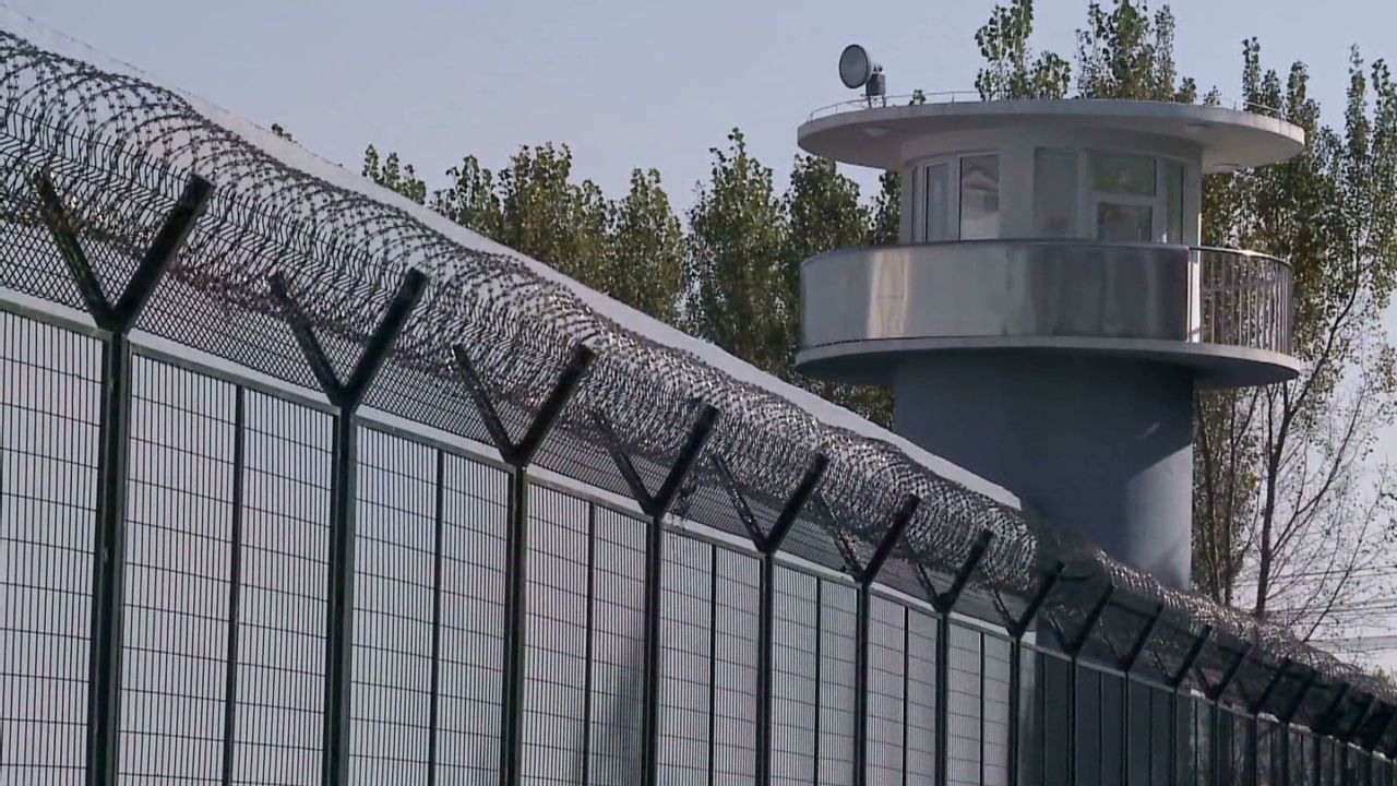 El alambrado y las torres de los guardias que rodean las áreas de los reclusos.