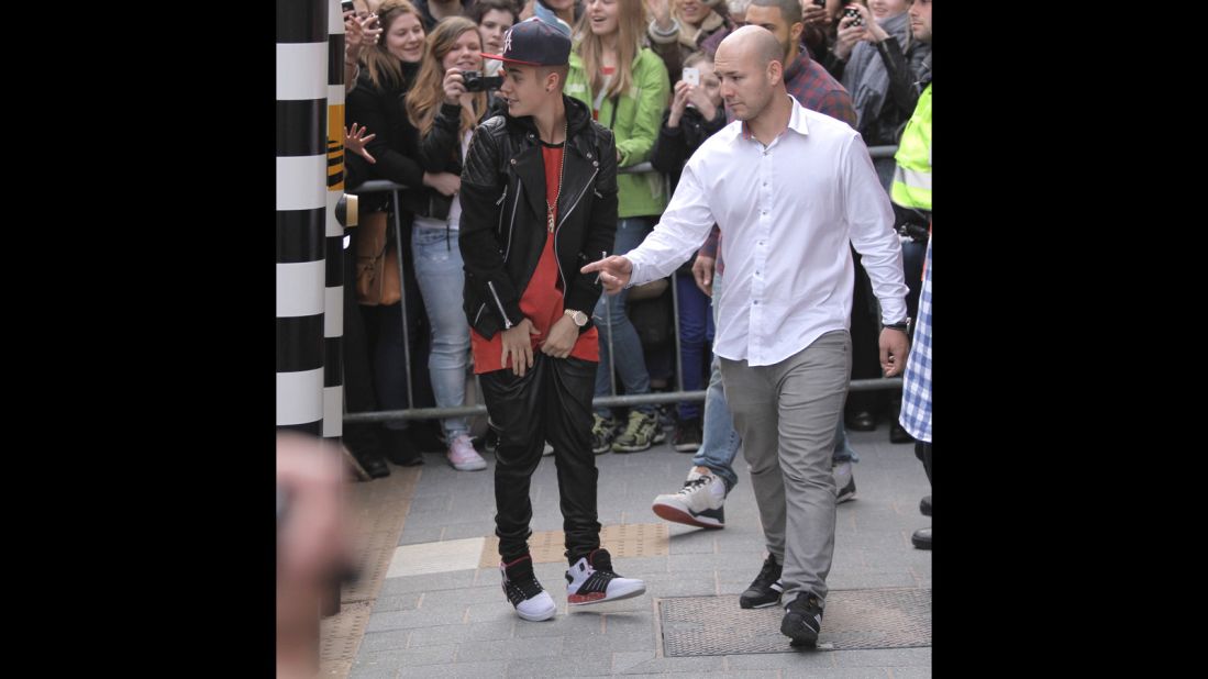 In April 2013, Bieber visited the Anne Frank House in Amsterdam -- <a href=