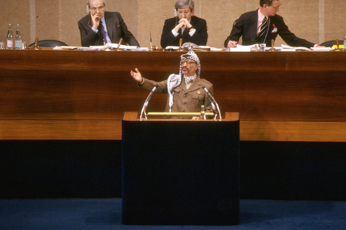 En un discurso ante las Naciones Unidas el 13 de diciembre de 1988, Arafat renuncia al terrorismo y reconoce el derecho de Israel a existir, a la vez que declaró un estado palestino.
