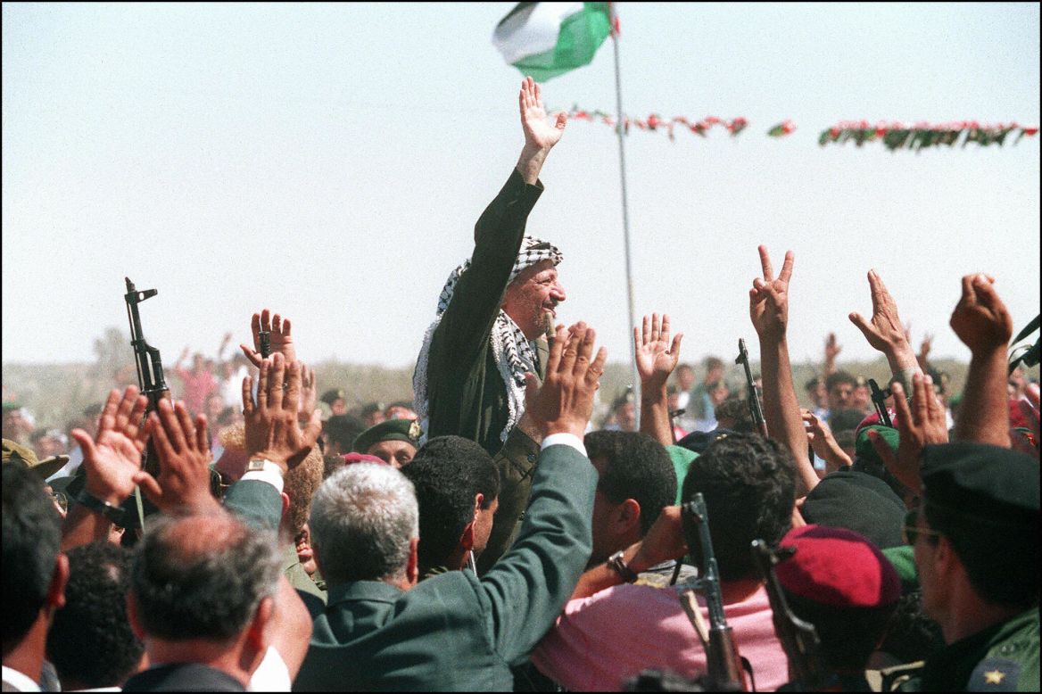 El 1 de julio de 1994, Arafat saluda a la multitud al cruzar la frontera de Gaza por primera vez en 27 años.