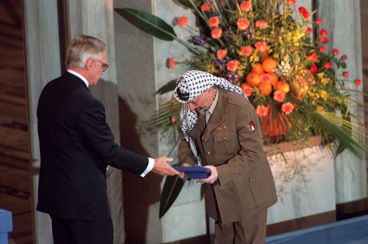 Arafat acepta el Premio Nobel de la Paz el 10 de diciembre de 1994. Recogió el premio junto con Rabin y el ministro de Relaciones Exteriores israelí, Shimon Peres, en reconocimiento a su histórico acuerdo de paz.