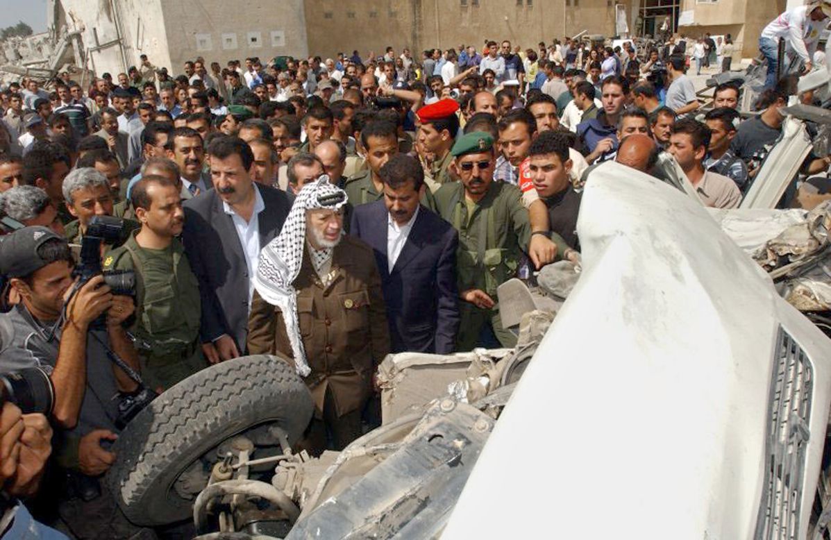 Arafat recorre el daño en su complejo después de que fue atacado por las tropas israelíes el 6 de junio de 2002, en represalia por un atentado suicida que mató a 17 israelíes, 13 de ellos soldados.