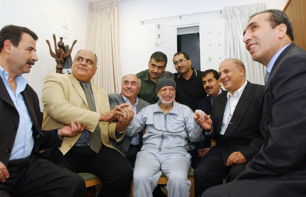 Arafat junto a asesores y el personal médico en Ramallah el 28 de octubre de 2004. La salud del líder palestino se estaba deteriorando, y más tarde buscó tratamiento médico en París.