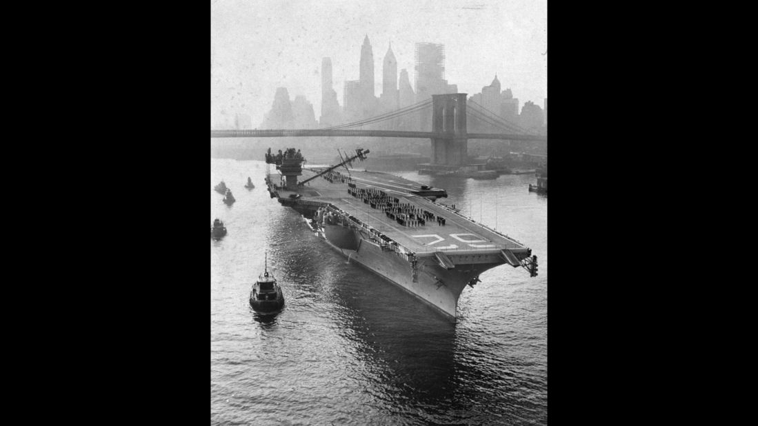 The USS Independence, a member of the Forrestal class that preceded the Kitty Hawk class, heads up the East River in New York in 1959.