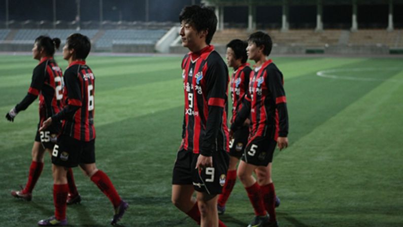 La jugadora surcoreana de fútbol, Park Eun-seon se enfrenta a un "humillante" escrutinio; equipos rivales han amenazado con boicotear los próximos partidos y cuestionan su sexo.