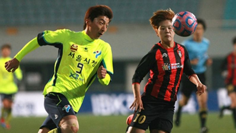 Parks mide 1,80 metros y pesa 74 kg. Fue la principal goleadora en la liga femenina de Corea del Sur la temporada pasada; anotó 19 goles y ayudó a equipo Seoul City Hall Amazones a llegar a ocupar el segundo lugar en la tabla.