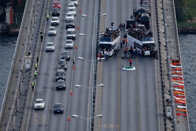 Police agreed to stop traffic on one side of the bridge for 30 minutes, with many catching a glimpse of 14-time major winner Woods as they drove across the Bosphorus.