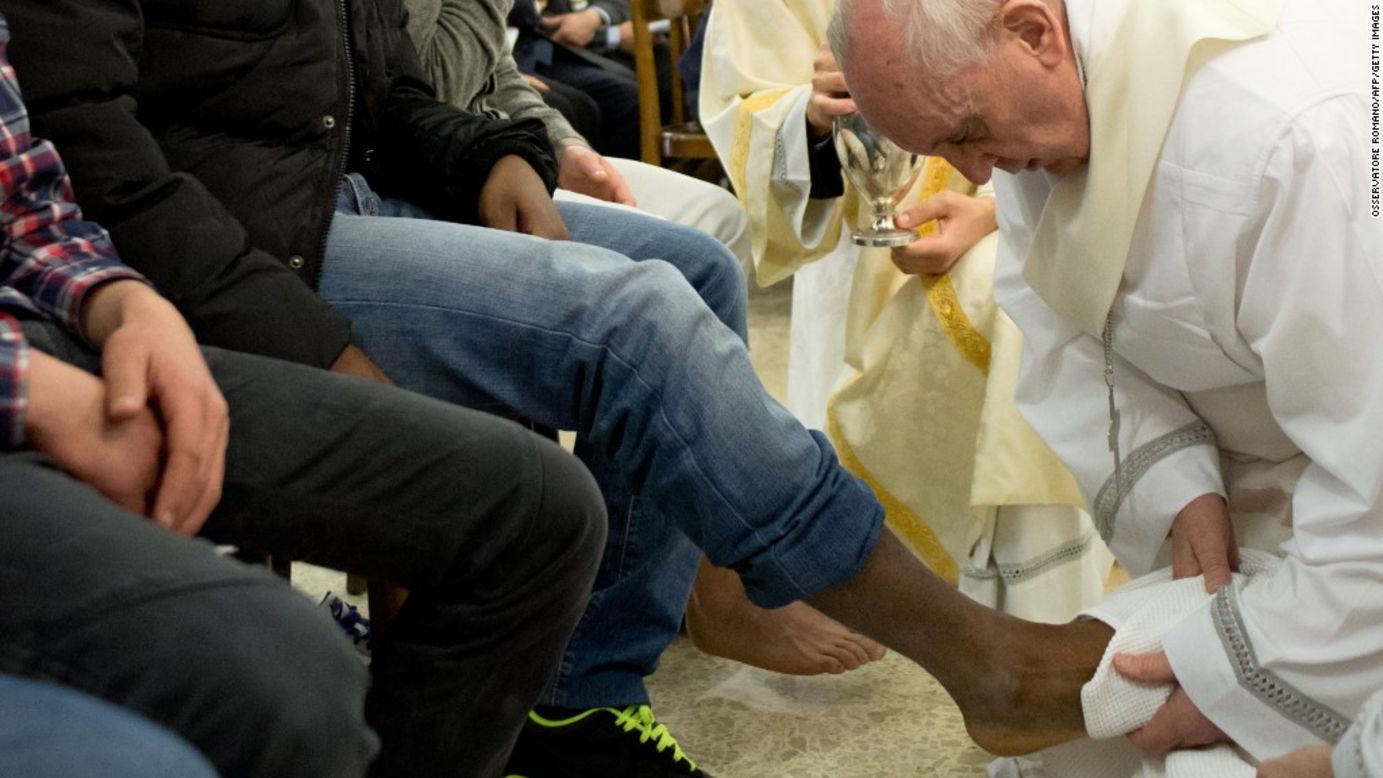 El papa Francisco lava los pies de delincuentes juveniles como el Jueves Santos en marzo.