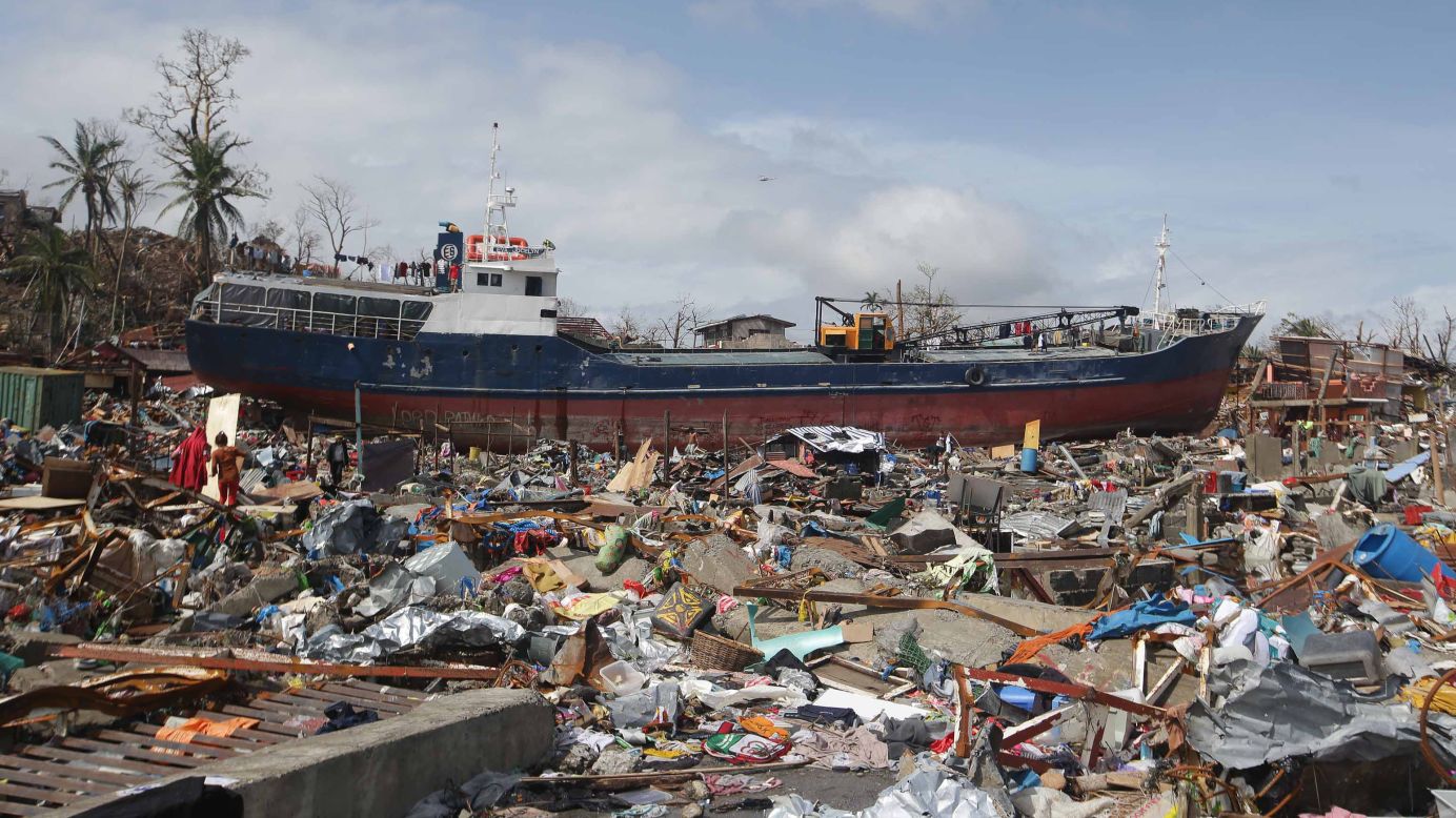 Un gran barco en tierra, rodeado de escombros, en Tacloban el 10 de noviembre.