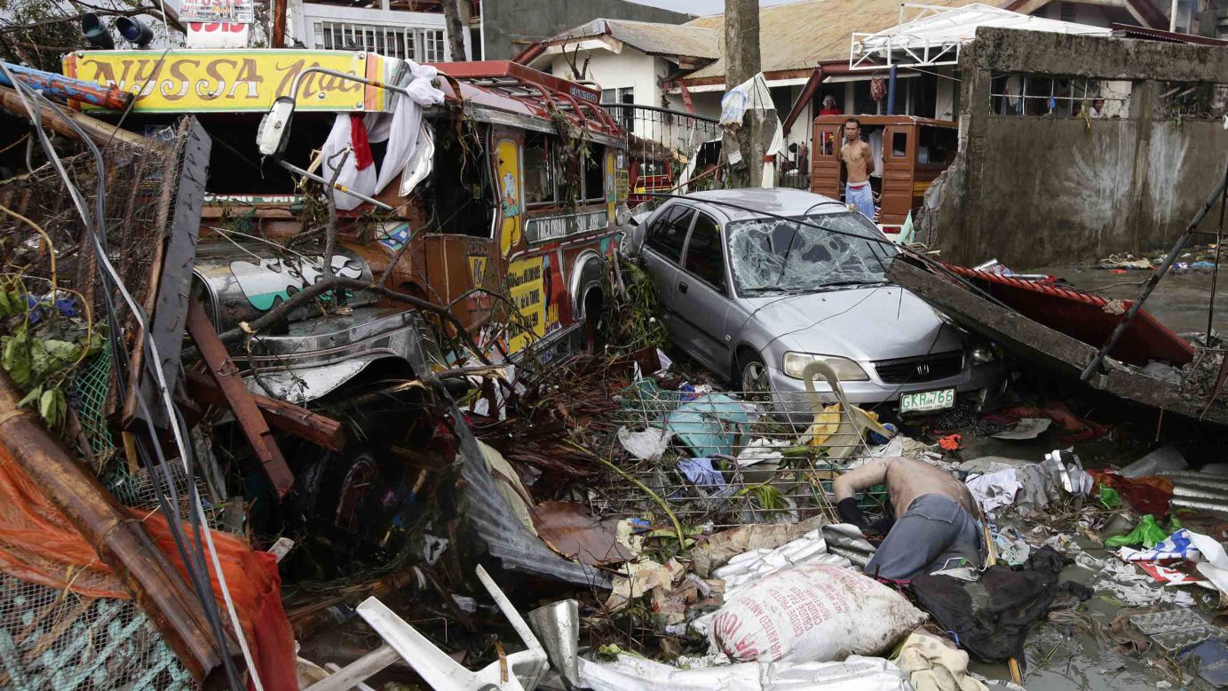 Un cuerpo yace en medio de la devastación en Tacloban el 10 de noviembre .