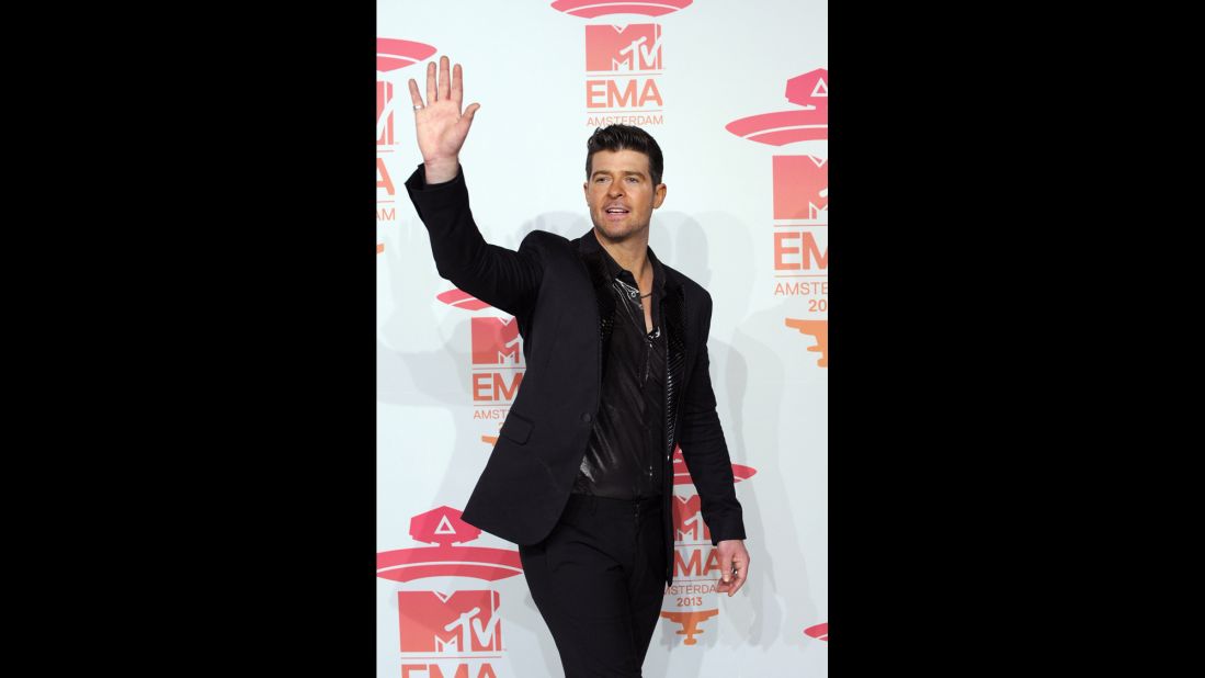 Robin Thicke arrives.
