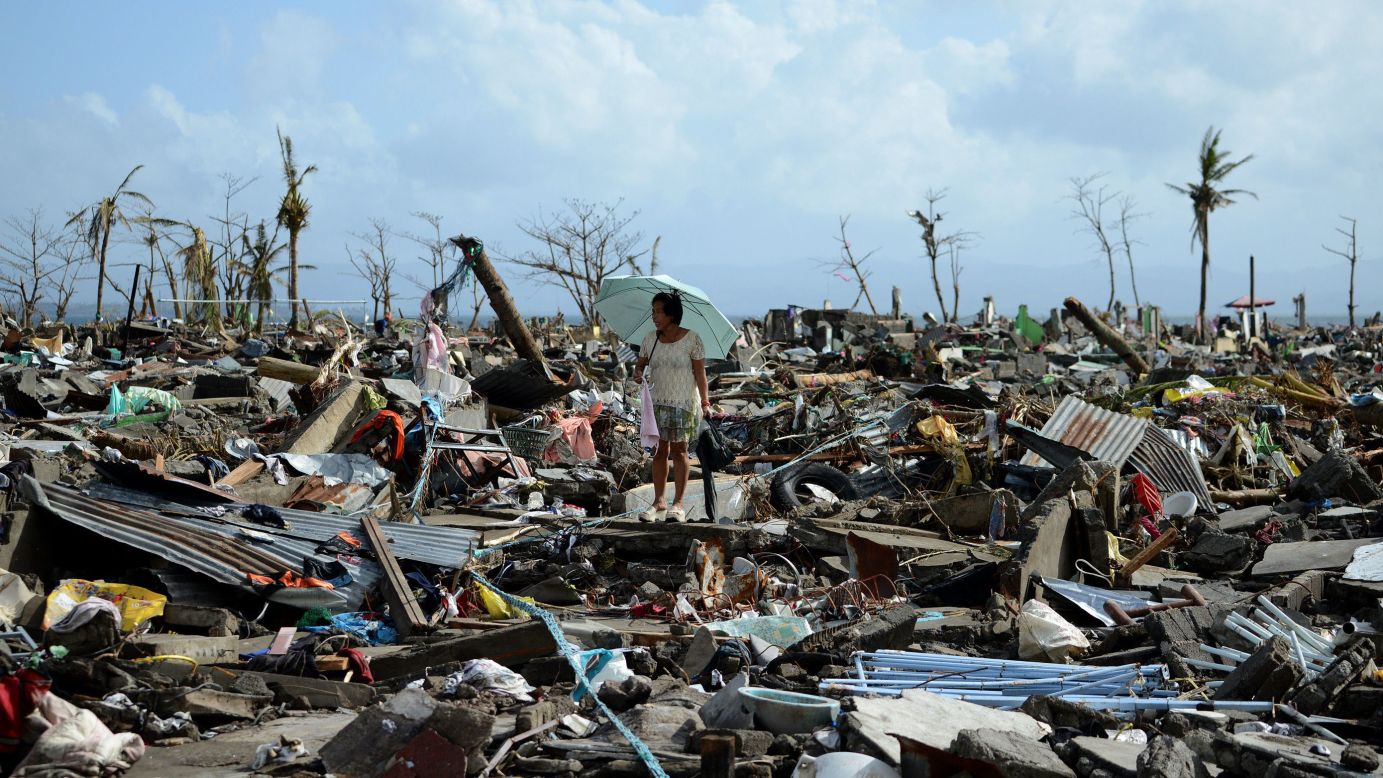 Una mujer en Tacloban camina en medio de los escombros de las casas destruidas el 11 de noviembre.