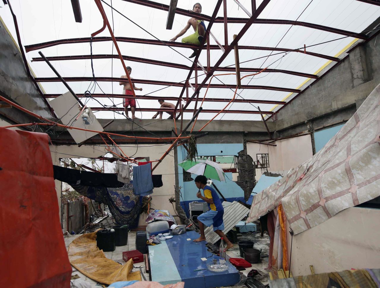 Un joven residente de Tacloban camina dentro de una casa dañada por la tormenta, el 10 de noviembre.
