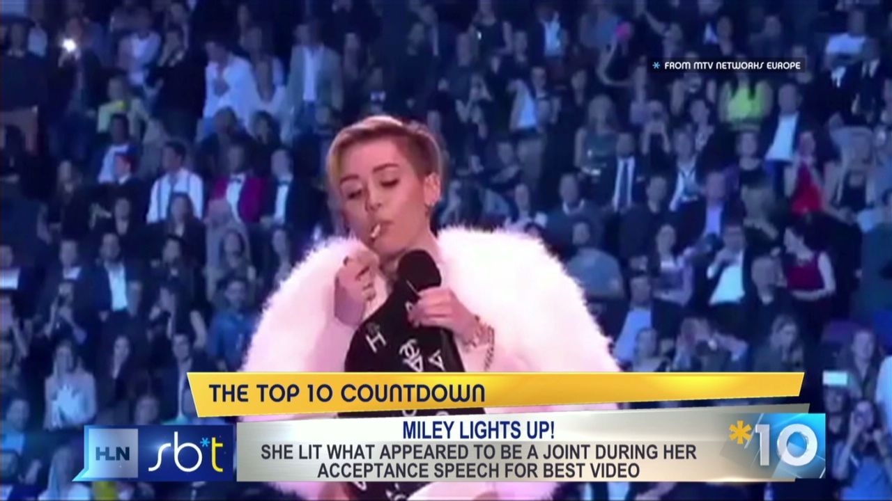 Miiley Cyrus fuma marihuana en los premios MTV.