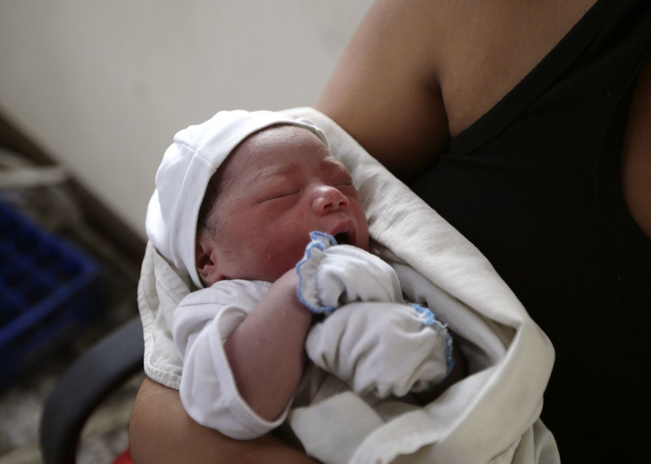 Joy Bea, recién nacido, descansa el 11 de noviembre después de que su madre dio a luz a su en el aeropuerto de Tacloban.