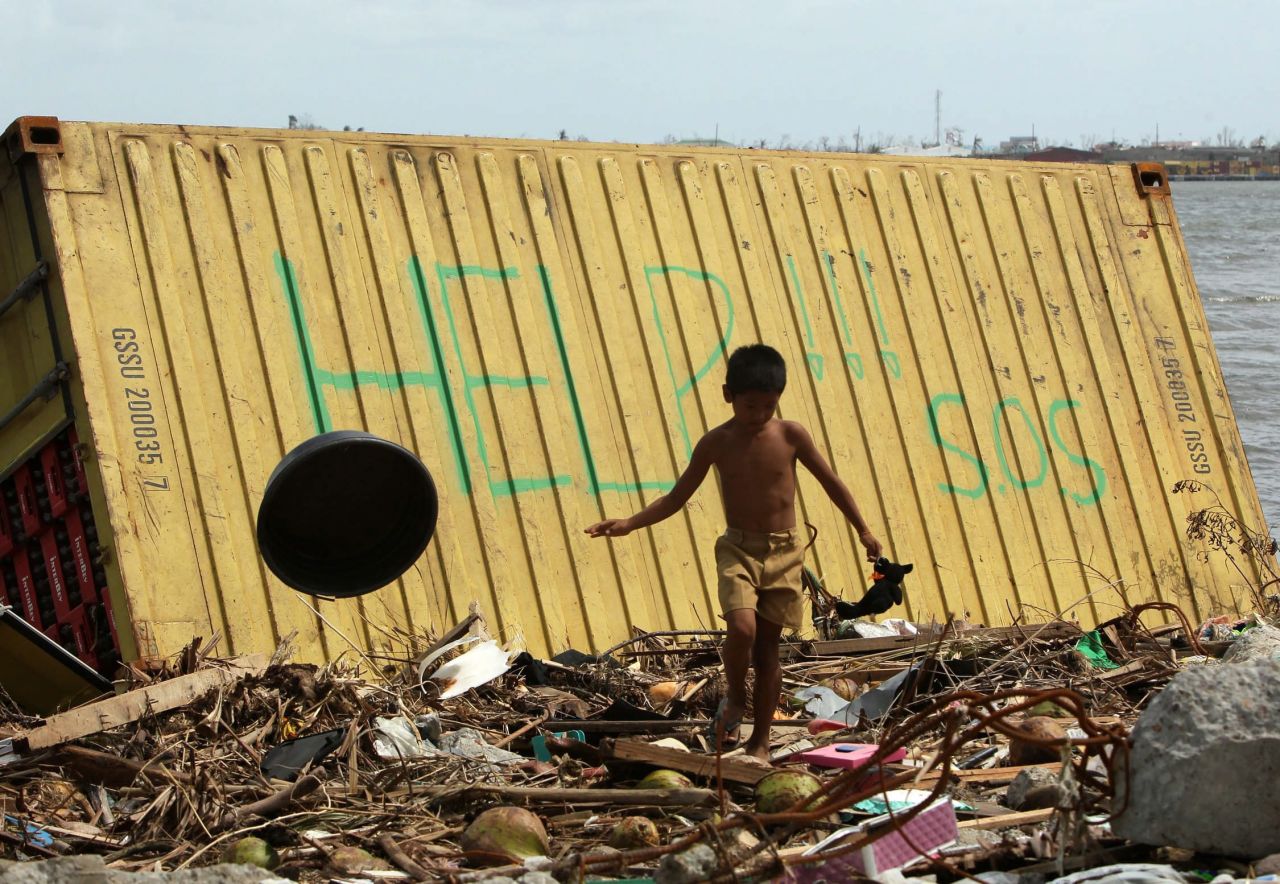 Un niño en Tacloban camina cerca de un contenedor en busca de ayuda.