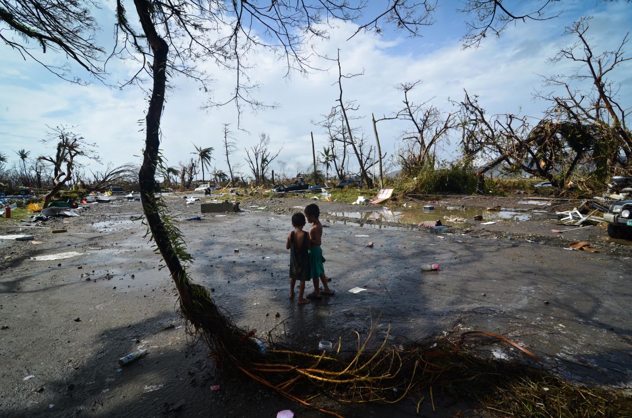 Dos niños miran la devastación en Tacloban el 10 de noviembre.