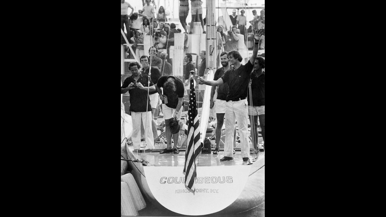 Turner bows after winning the 1977 America's Cup.