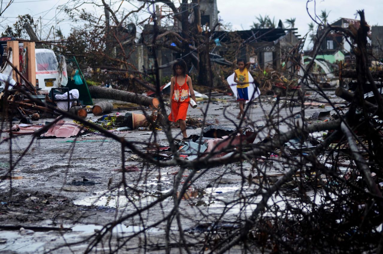 Un niño y una niña deambulan en medio de la devastación, el 12 de noviembre en Leyte, Filipinas. Muchos en la región quedaron sin nada.