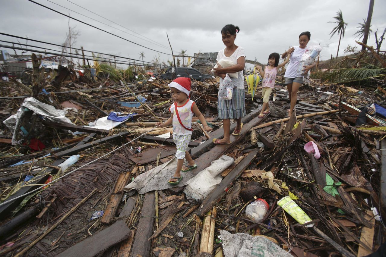 Niños sobrevivientes caminan en Tacloban el 12 de noviembre.