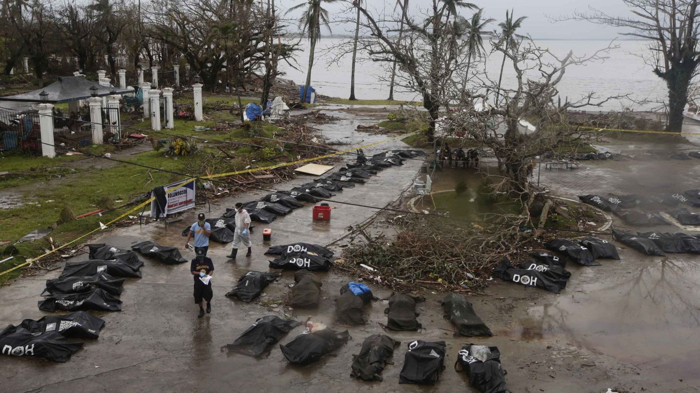 La policía organiza cuerpos en Tacloban el 12 de noviembre .