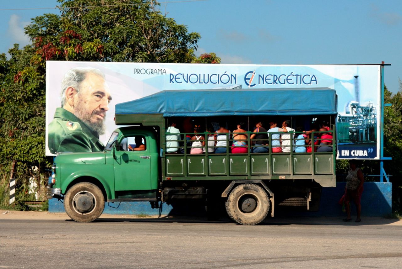 Un cartel con la imagen de Fidel Castro se ve detrás de un camión de Mariel, Cuba. La ciudad costera, situada a sólo 30 kilómetros de La Habana, en pronto tendrá un nuevo puerto y una zona de libre comercio.