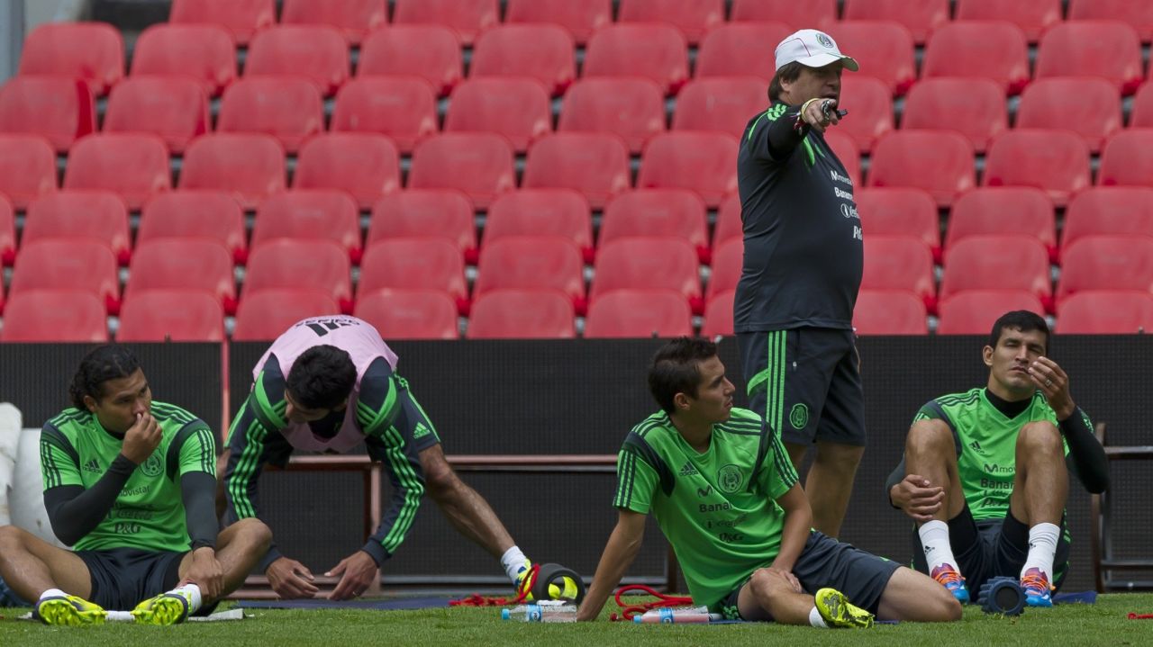 Mexican national football team team coach Miguel Herrera (2nd R) talks to his players during a training session on November 12, 2013 in Mexico City. Mexico will face New Zealand in Mexico City next November 13 in a playoff qualifier match for the FIFA World Cup Brazil 2014