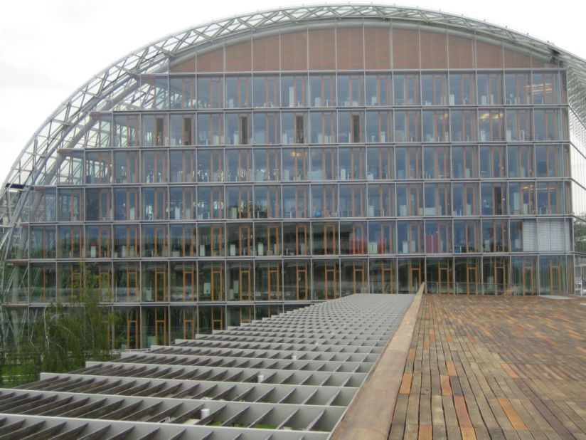 Architect: Ingenhoven Architects.<br />Located in Luxembourg, the building is the headquarters of the European Investment Bank.<br />The V-shaped offices, which are linked with one another by atriums and winter gardens, are fully spanned with glass.