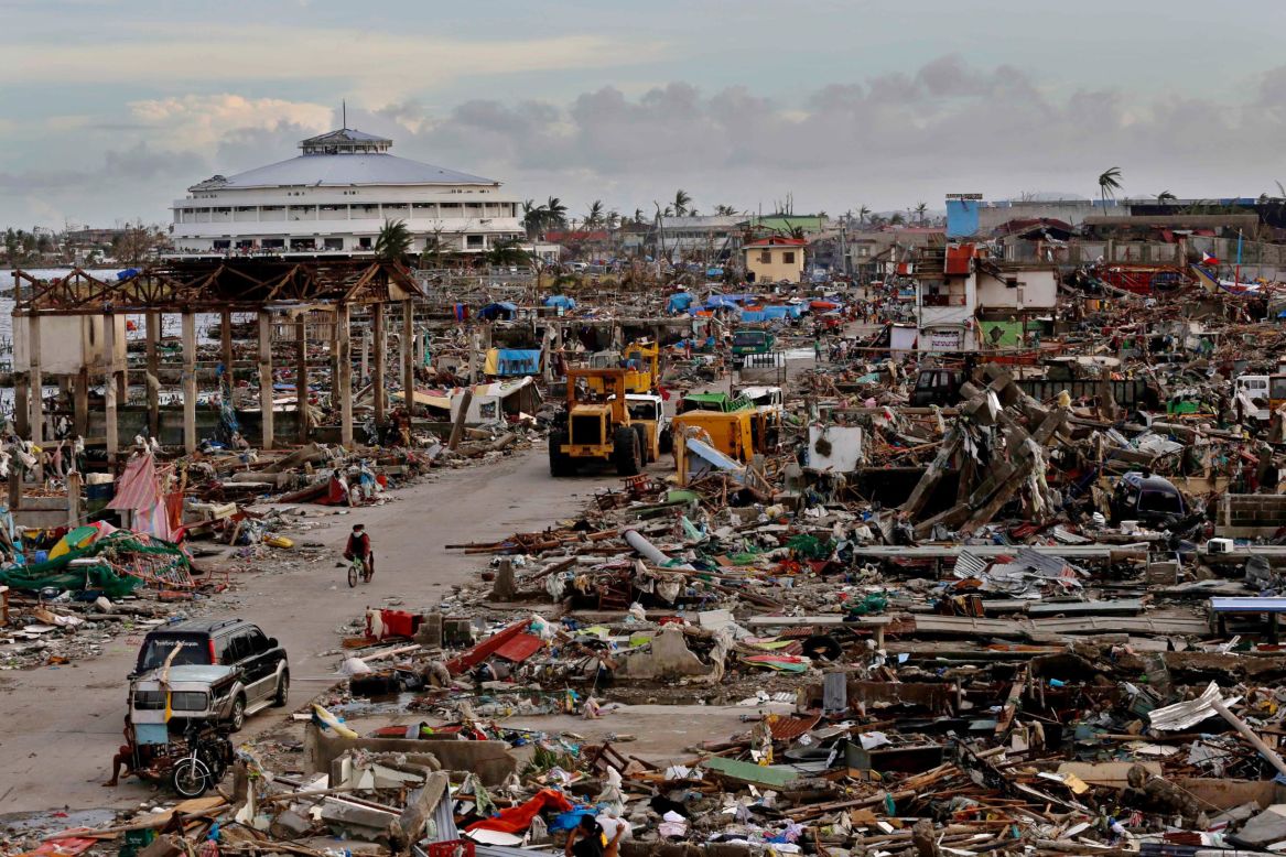 Los residentes hacen su camino a través de un barrio destruido en Tacloban el 13 de noviembre.
