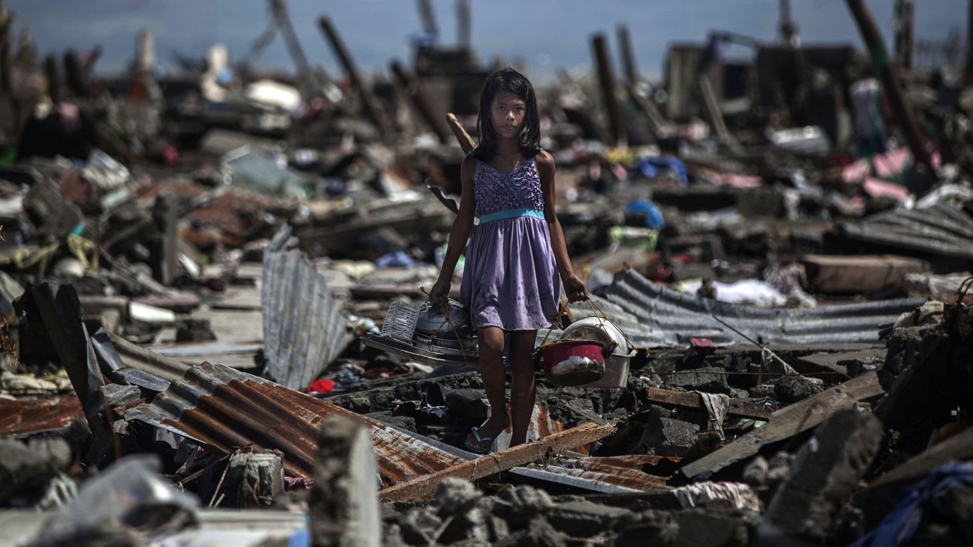 Nina Duran busca sus pertenencias en la casa de su familia destruida en Tacloban el 13 de noviembre.