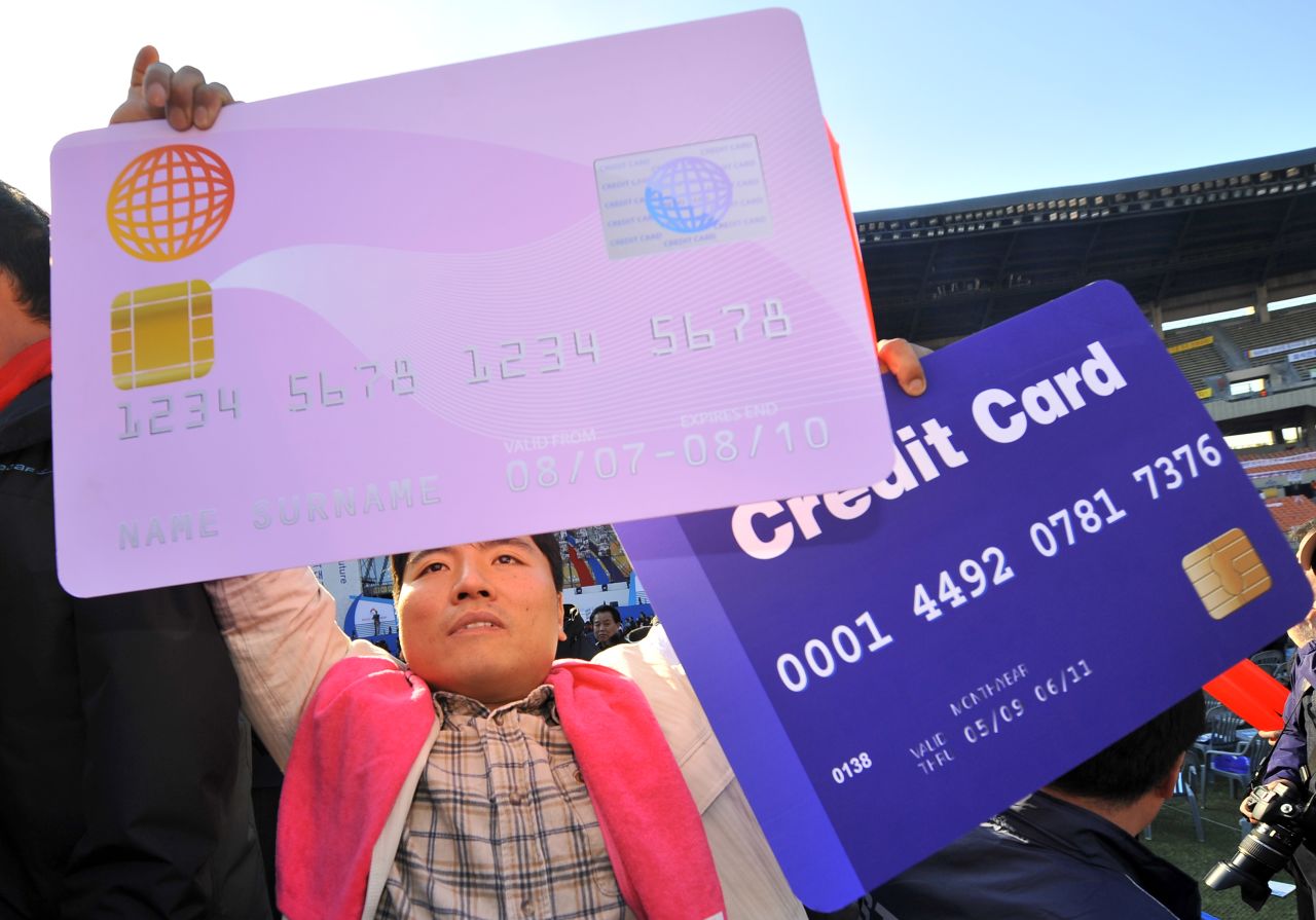 Hace dos años, los surcoreanos se convirtieron en los principales usuarios del mundo de tarjetas de crédito; se registró 129,7 transacciones por persona en 2011, en comparación con 77,9 transacciones por persona en Estados Unidos. 