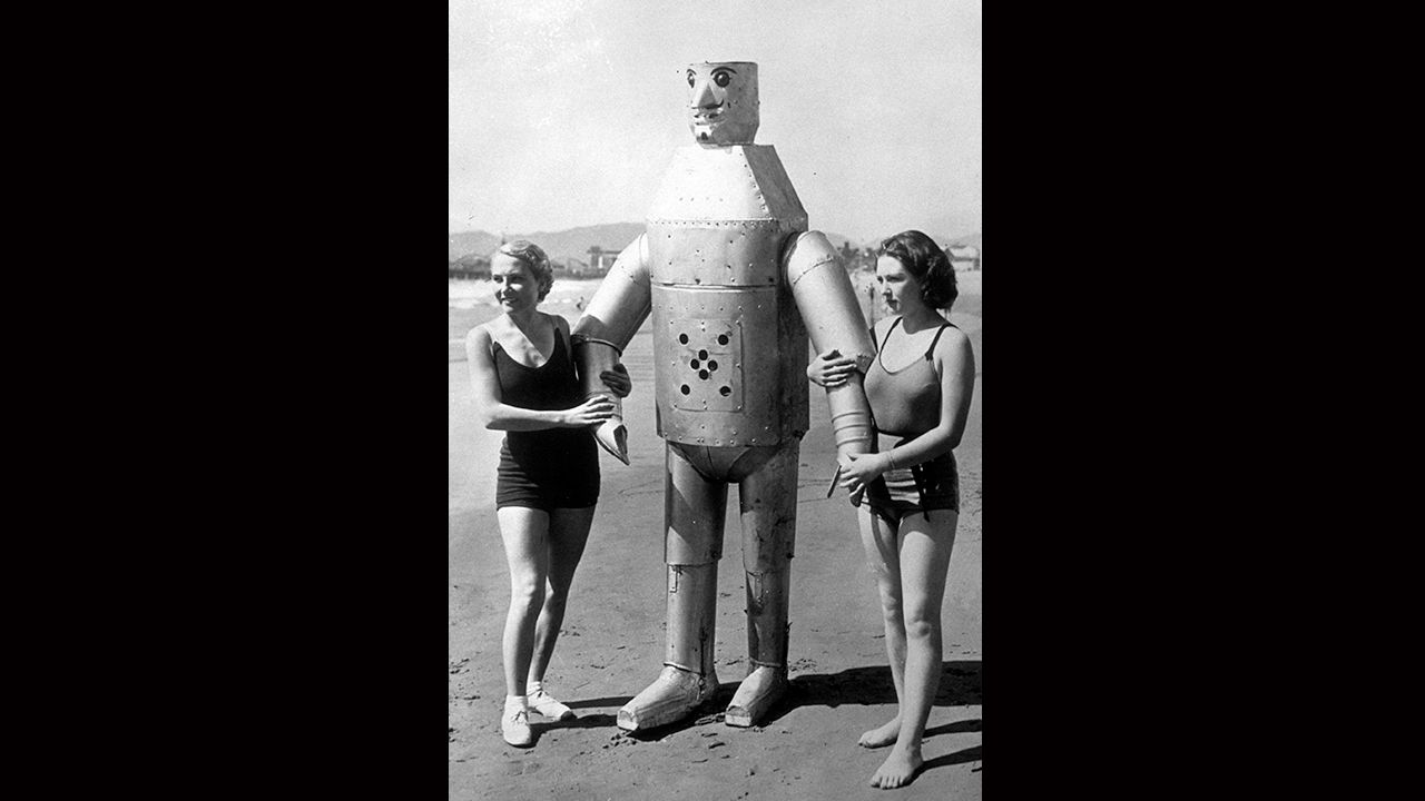 Move over David Hasselhoff. these ladies have found a real man to take for a dip in ocean. Well, perhaps not, but at 250 pounds, 7.5 feet tall and with a steely look in his eyes, Mac the Mechanical Man had a certain allure on Venice Beach back in the 1930s. What the picture doesn't show is his inventor Leighton Hilbert, who, just a few meters away is fiddling with Mac's remote controls. Way to cramp his style, Hilbert.